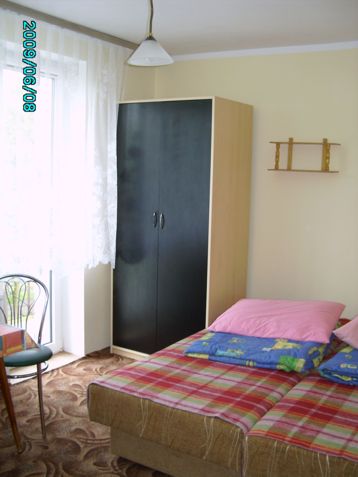 Wnętrze pokoju z biurkiem